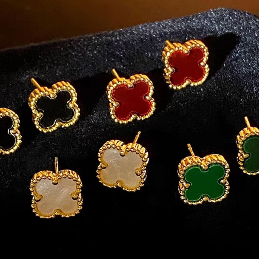 Aretes dorados de trebol en colores surtidos