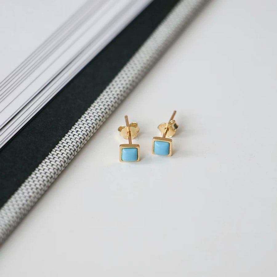 Aretes cuadrados turquesa con base dorada