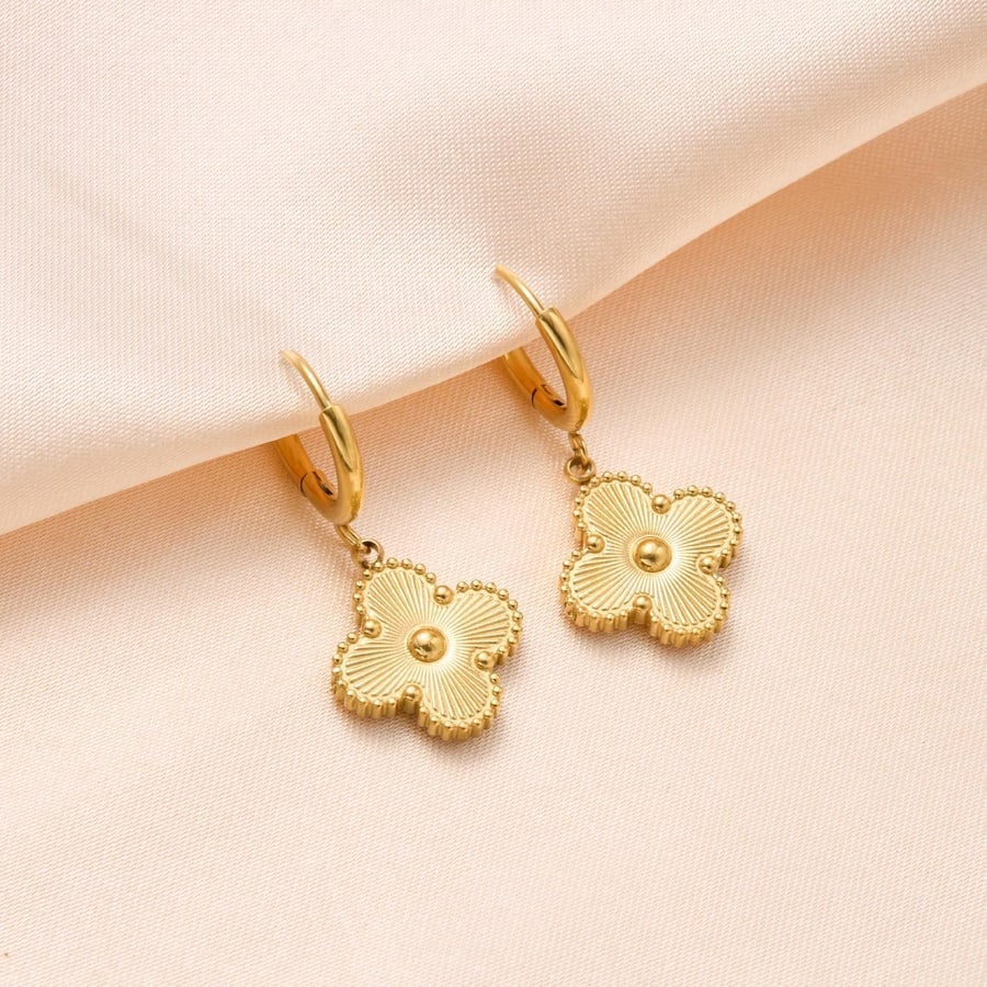 Aretes dorados de trebol blanco