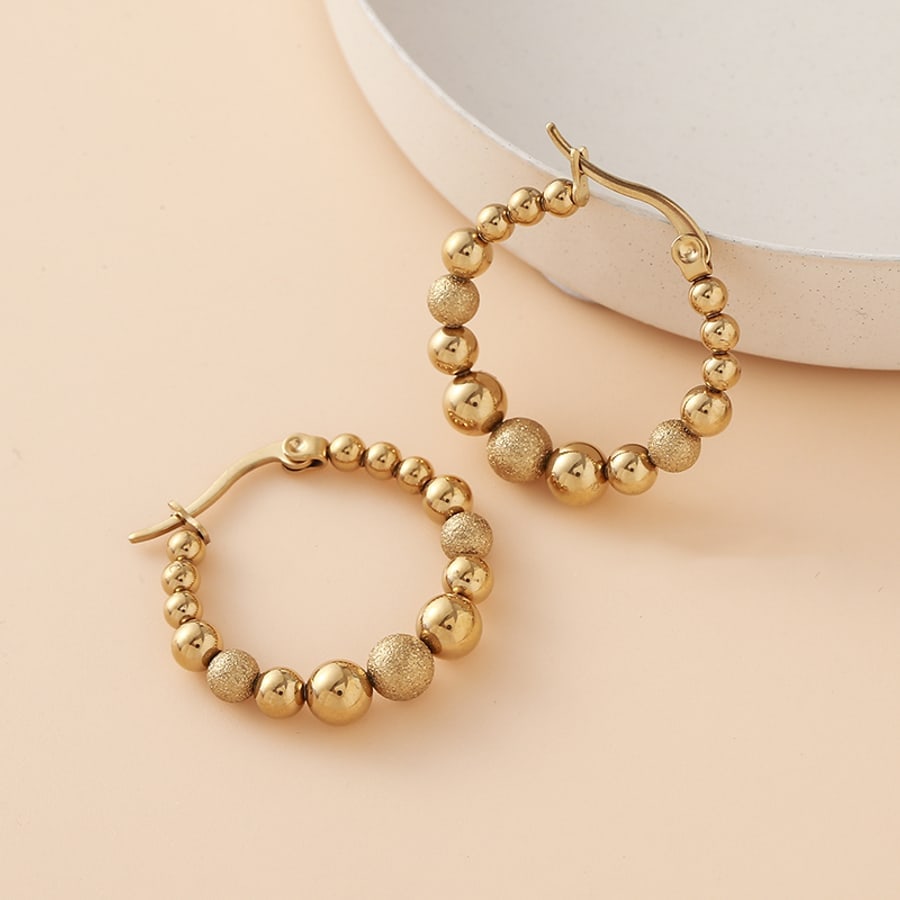 Argollas doradas con textura de bolitas