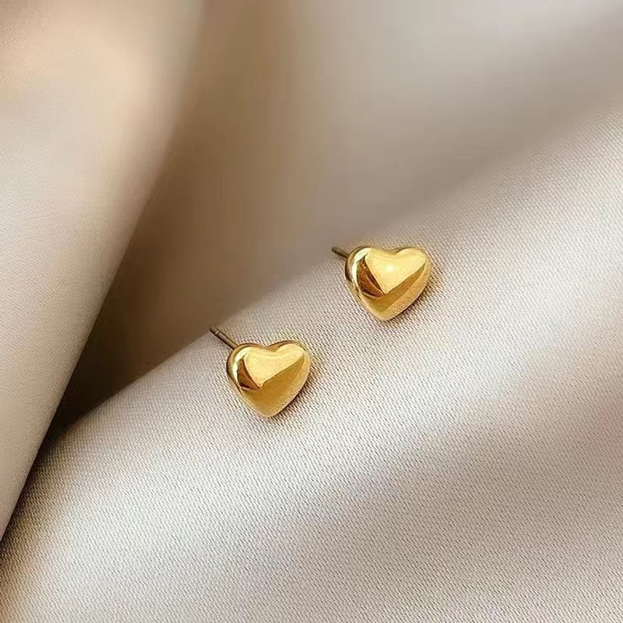 Aretes dorados de corazon pequeno