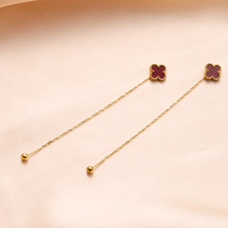 Aretes largos dorados con trebol rojo