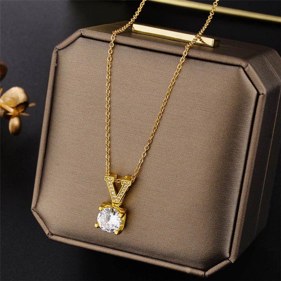 Cadena dorada con dije de cristal